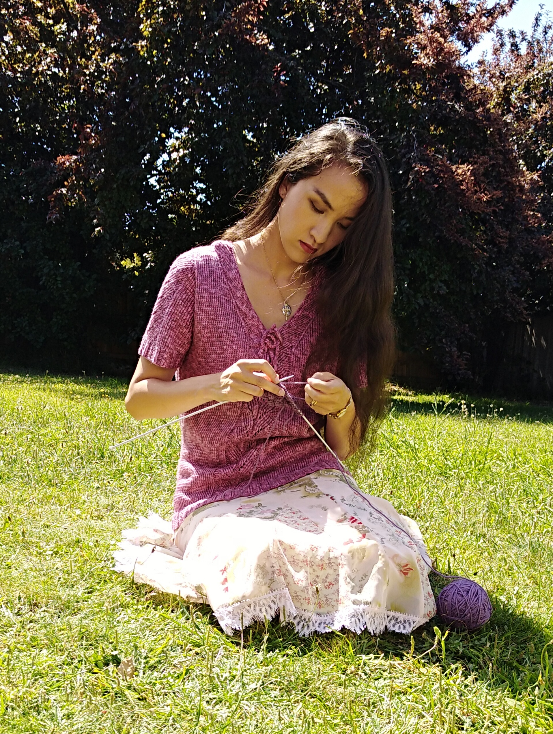 Kat, the blogger, knitting.